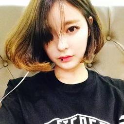 短发女孩网红吃瓜图片,萌态尽显引网友热议